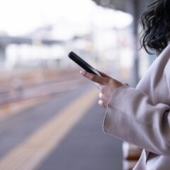 スマホに集中するリスクは危険だけではない幸せになるチャンスも失う？